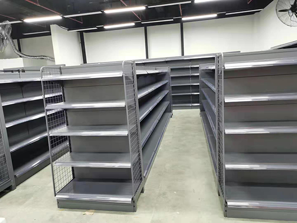 超市日用品區貨架